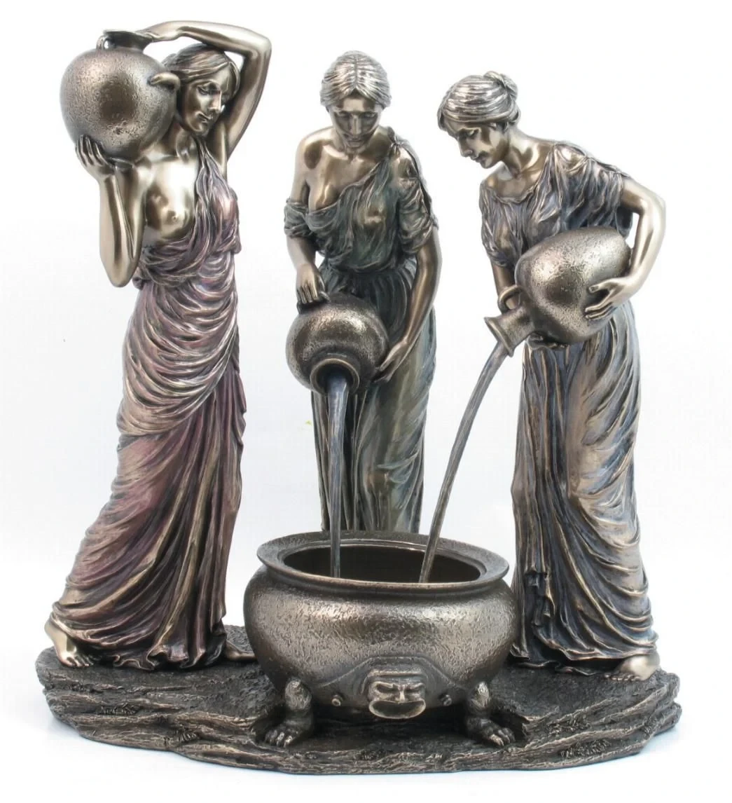 Su Taşıyan Üç Kadın Biblo